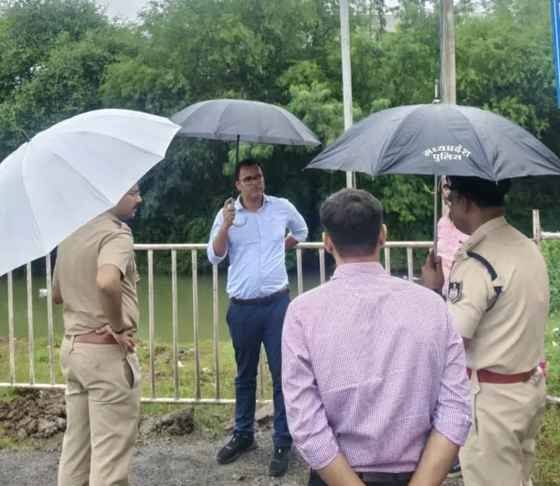 रिमझिम फुहारों के बीच कलेक्टर एवं एसपी ने किया गणेश प्रतिमा विसर्जन स्थल की व्यवस्थाओं का निरीक्षण