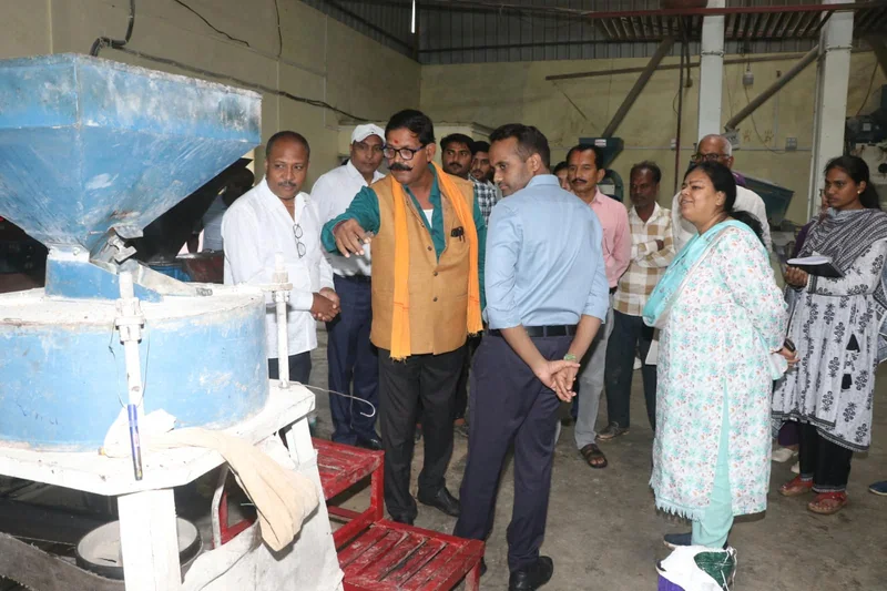 कमिश्नर ने धान्या राइस मिल का किया निरीक्षण योजना से लाभान्वित हितग्राही से ली जानकारी