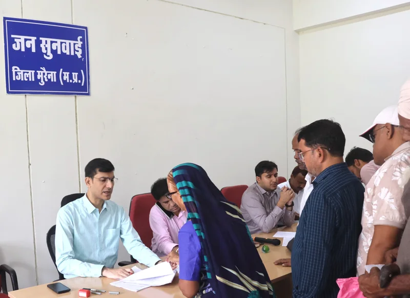 कलेक्टर ने जिला मुख्यालय पर जनसुनवाई में 272 आवेदकों की समस्याएं सुनीं