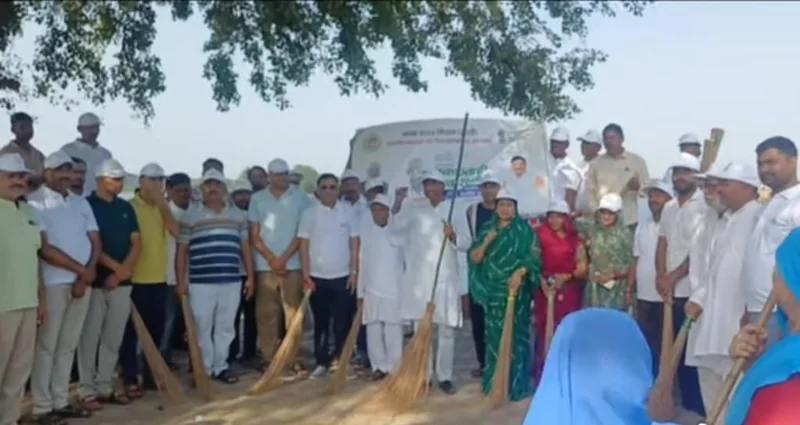 सेवा संकल्प अभियान के तहत तालाबों और मंदिर परिसर में चलाया स्वच्छता अभियान
