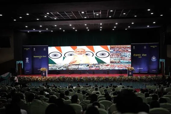 केंद्रीय संचार राज्य मंत्री डॉ. चंद्रशेखर पेम्मासानी ने चेन्नई में रोजगार मेले को संबोधित किया